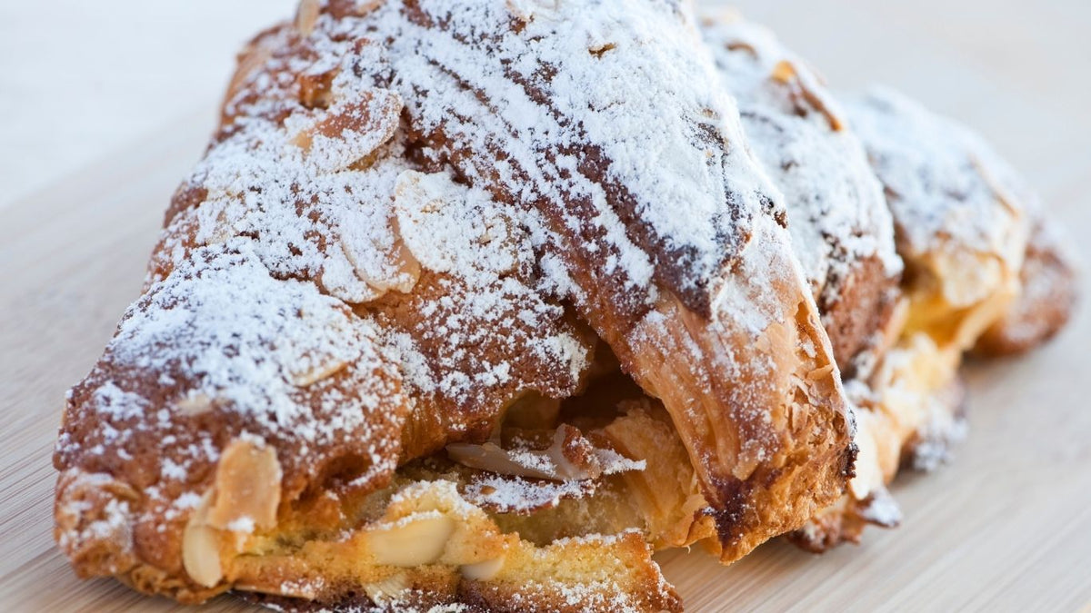 Croissant cu unt de migdale