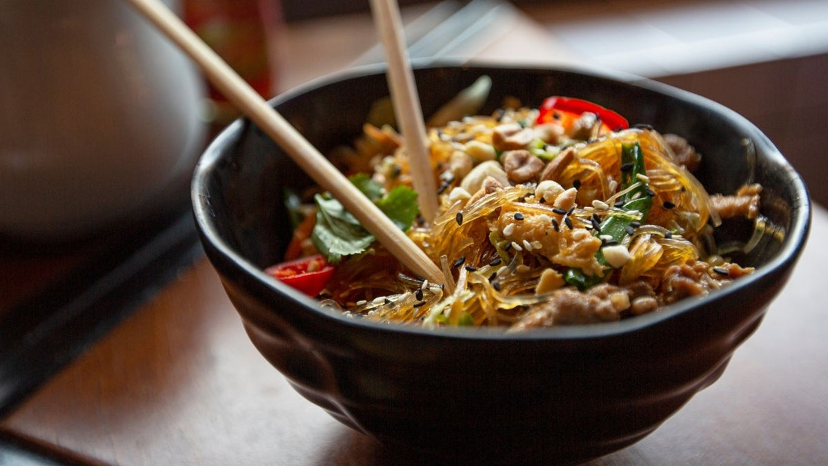 Salată de glass noodles cu unt de arahide și carne de vită