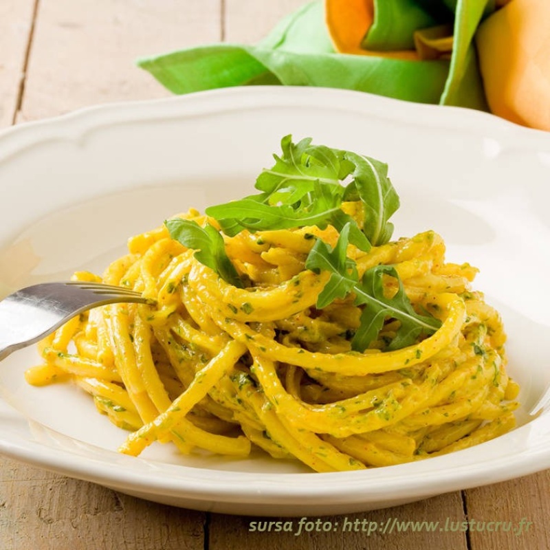 Spaghetti cu quinoa-curry cu sos de migdale