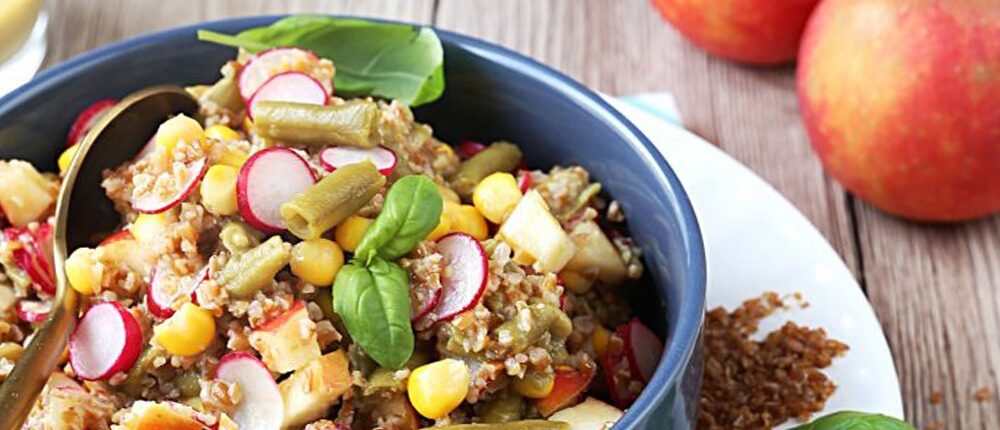Salată de bulgur cu legume și sos de lămâie